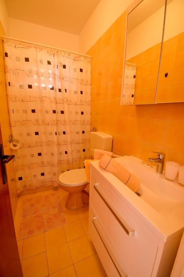 Apartmani Jasmina Supetarska Draga Ngoại thất bức ảnh